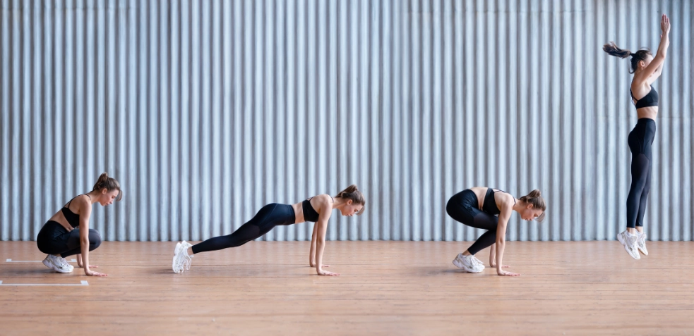 mujer realiza un entrenamiento hiit en casa