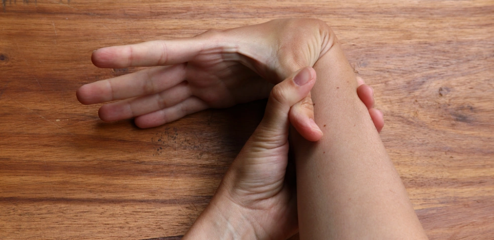 persona hiperlaxa doblando la mano con el pulgar pegado a la muñeca