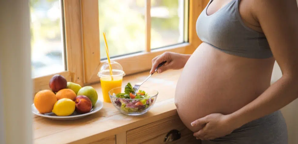 mujer embarazada comiendo acidos grasos y omega 3