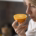 mujer con sinestesia intentando oler una naranja
