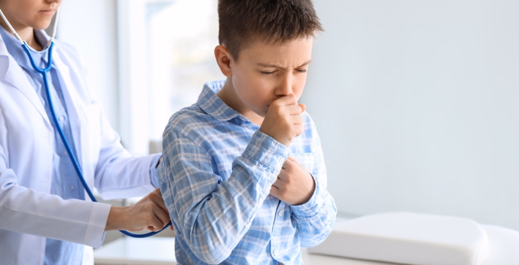 niño con síntomas de tosferina