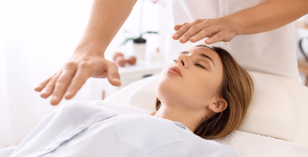 mujer recibiendo una sesión de reiki