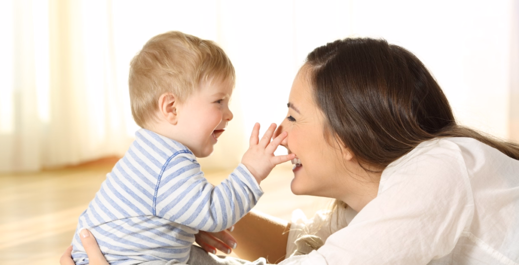 Madre jugando con su bebé durante el puerperio