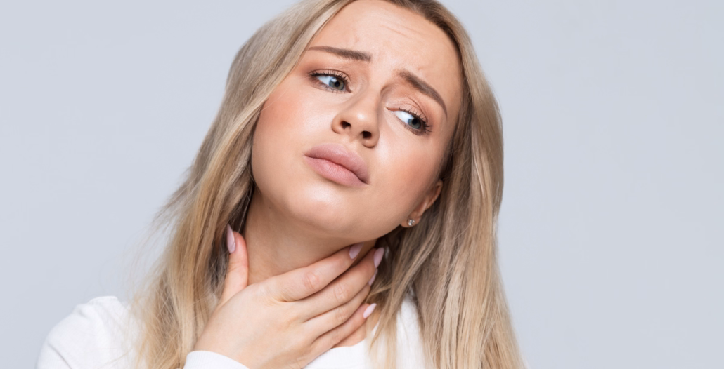 Mujer con dolor de garganta por faringitis