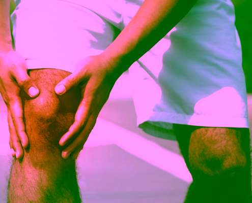 Hombre tocándose la rodilla