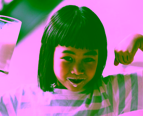 Niña tomando leche