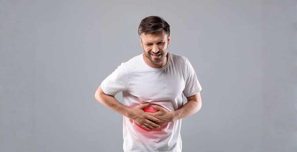 Hombre con dolor en la zona del hígado por cirrosis