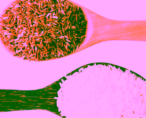 Cucharas con arroz blanco e integral