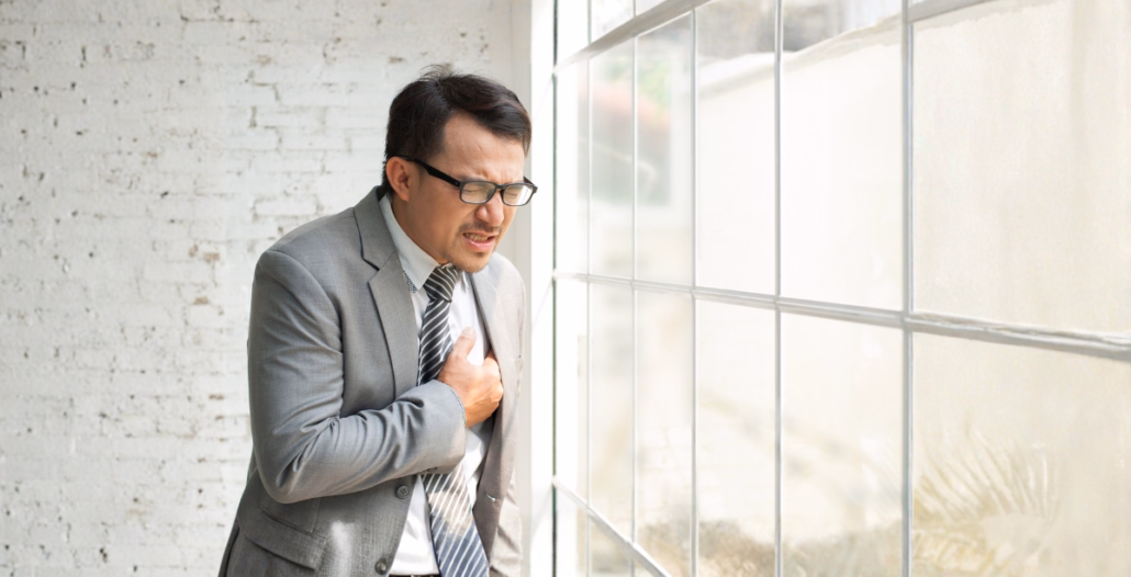 Hombre con dolor en el pecho, síntomas de insuficiencia cardiaca