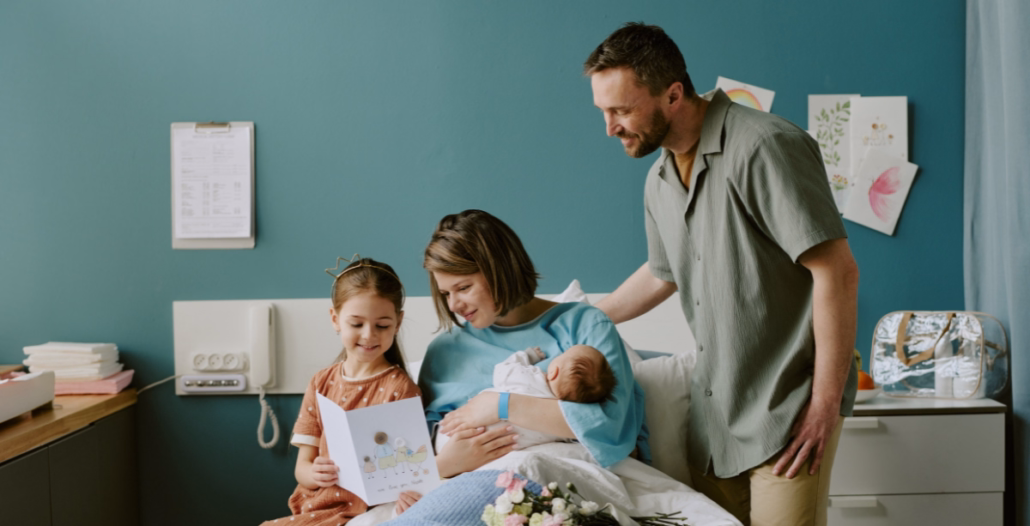 familia en el hospital tras el parto