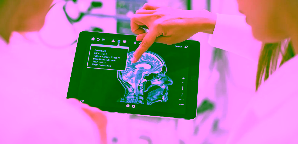 Médica explicando una resonancia con un meningioma