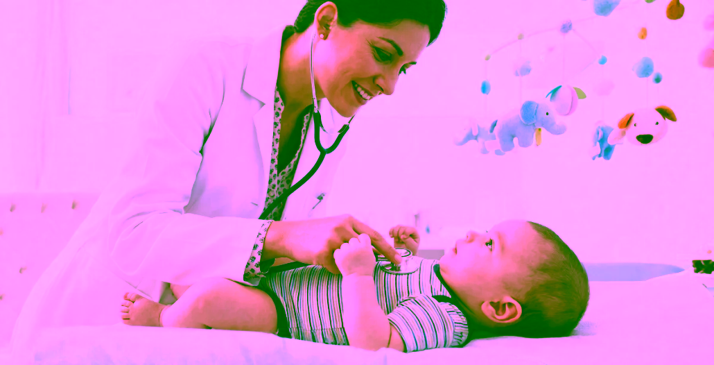 Bebé siendo examinado según la puntuación de Apgar