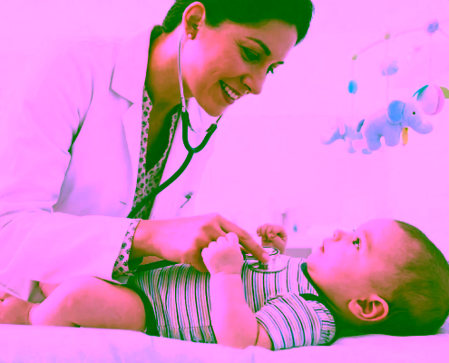 Bebé siendo examinado según la puntuación de Apgar