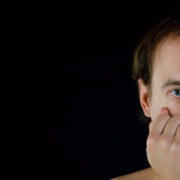 Hombre tapándose la cara preocupado