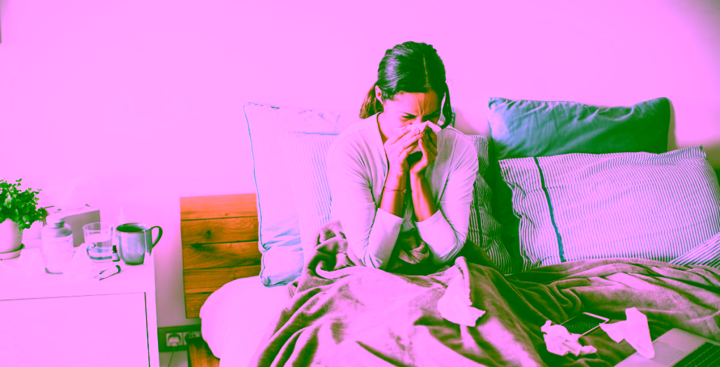 Mujer en la cama con gripe