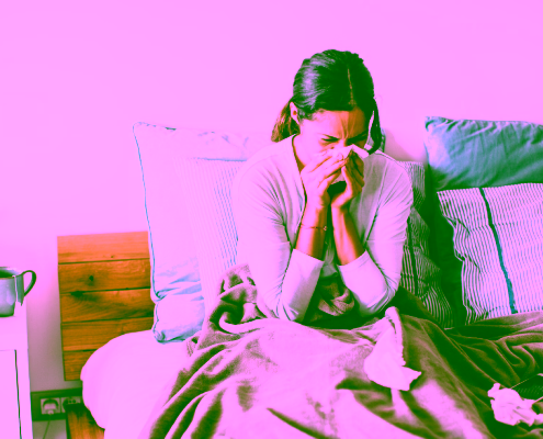 Mujer en la cama con gripe