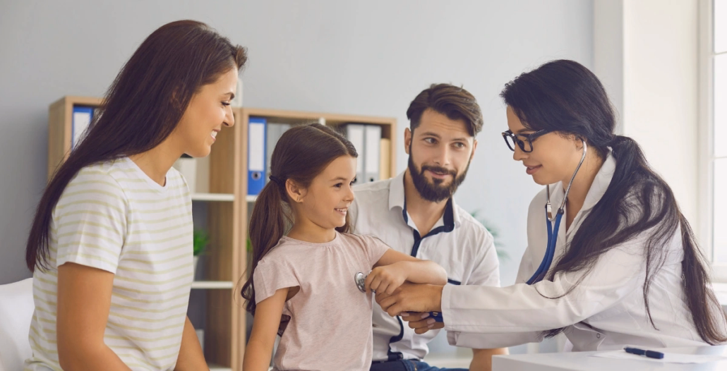 Familia con una hija en el médico
