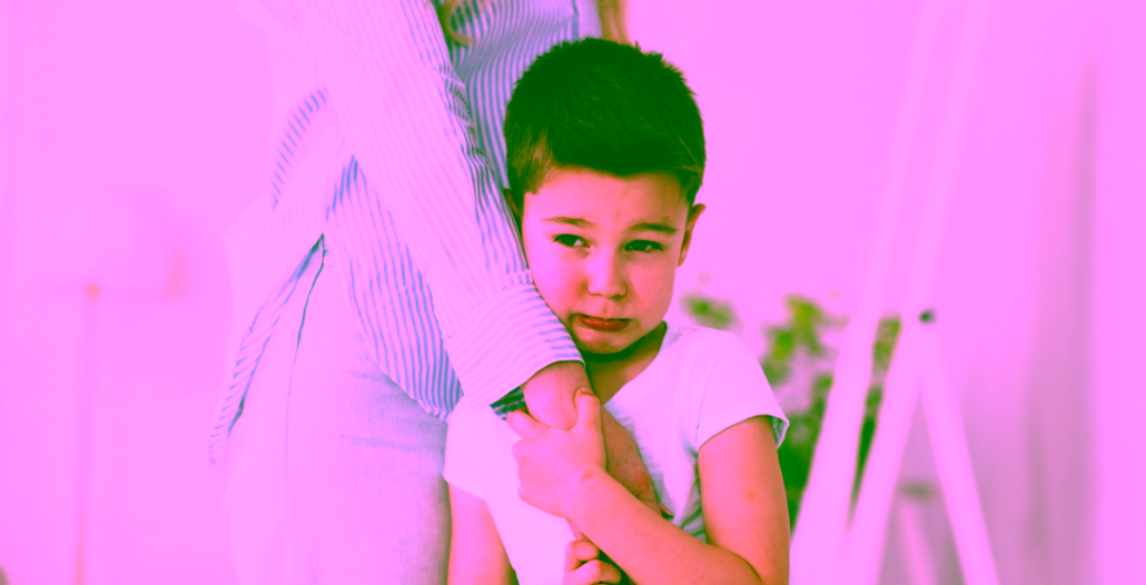 Niño agarrado a su madre