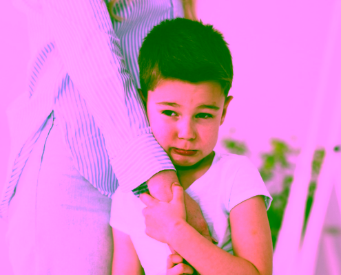Niño agarrado a su madre