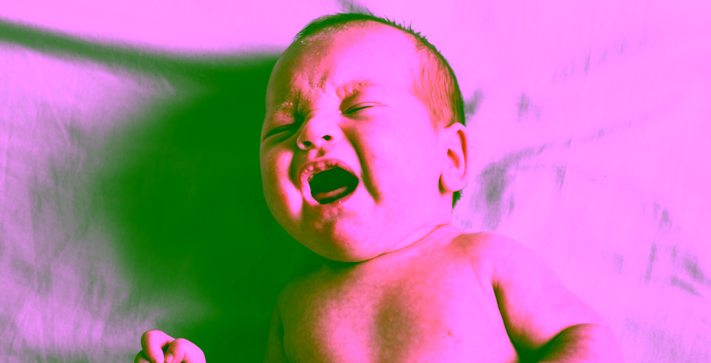 Imagen ilustrativa de bebé llorando por cólicos del lactante