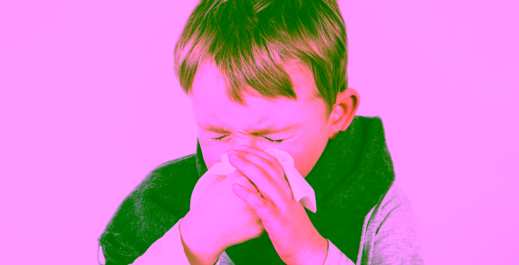 Niño sonándose la nariz