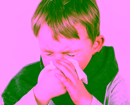 Niño sonándose la nariz