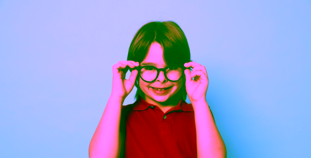 Niño con gafas