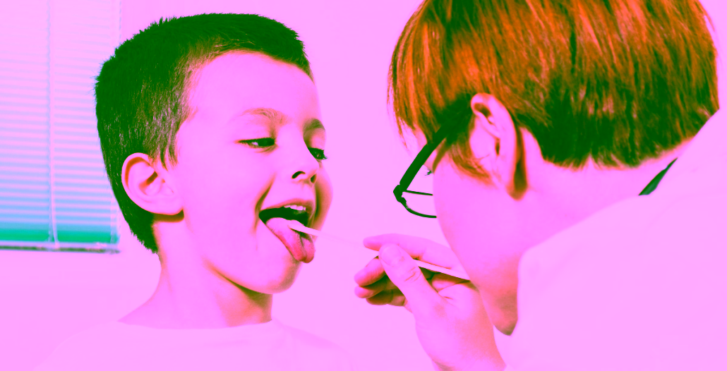 Niño en el médico